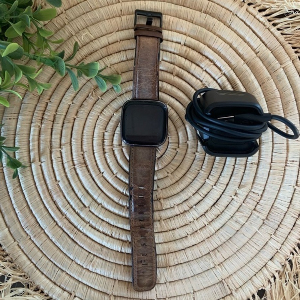 FITBIT‎ Versa 2 Smartwatch With Leather Band and Charger